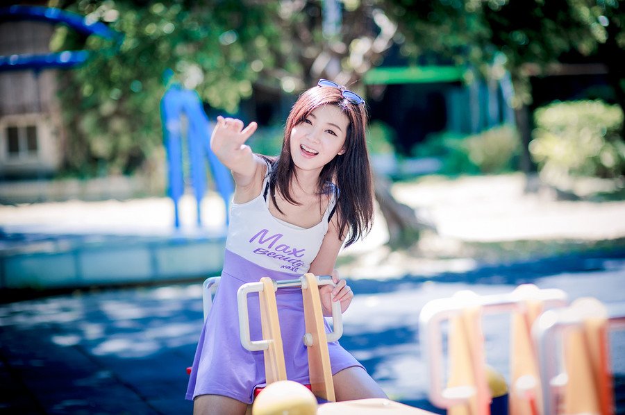 也许一个人会变成原来最讨厌的样子，只是因为要适应这个社会罢了。